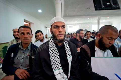 12 novembre 2011 : Cours du week end dans cette école salafiste qui vient d'être aménagée dans une mosquée dans la banlieue de Tunis sur la route de Bizerte. Plus de 400 membres isncrits et 300 en listes d'attente pour suivre l'enseignement des cheikhs. Les cours de la salle des hommes est retransmis dans la classe des femmes isoléé et cachéé d'un drap.