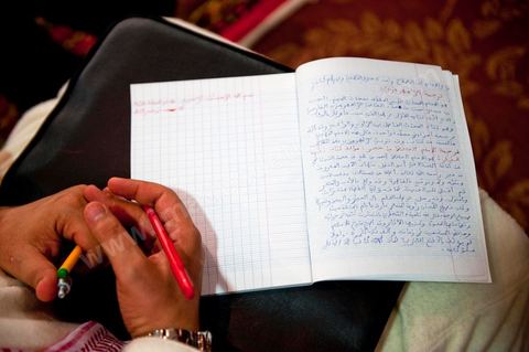 12 novembre 2011 : Cours du week end dans cette école salafiste qui vient d'être aménagée dans une mosquée dans la banlieue de Tunis sur la route de Bizerte. Plus de 400 membres isncrits et 300 en listes d'attente pour suivre l'enseignement des cheikhs. Les cours de la salle des hommes est retransmis dans la classe des femmes isoléé et cachéé d'un drap.