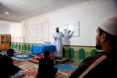 12 novembre 2011 : Cours du week end dans cette école salafiste qui vient d'être aménagée dans une mosquée dans la banlieue de Tunis sur la route de Bizerte. Plus de 400 membres isncrits et 300 en listes d'attente pour suivre l'enseignement des cheikhs. Les cours de la salle des hommes est retransmis dans la classe des femmes isoléé et cachéé d'un drap.