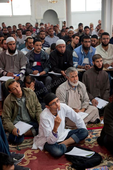 12 novembre 2011 : Cours du week end dans cette école salafiste qui vient d'être aménagée dans une mosquée dans la banlieue de Tunis sur la route de Bizerte. Plus de 400 membres isncrits et 300 en listes d'attente pour suivre l'enseignement des cheikhs. Les cours de la salle des hommes est retransmis dans la classe des femmes isoléé et cachéé d'un drap.