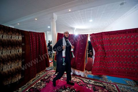12 novembre 2011 : Cours du week end dans cette école salafiste qui vient d'être aménagée dans une mosquée dans la banlieue de Tunis sur la route de Bizerte. Plus de 400 membres isncrits et 300 en listes d'attente pour suivre l'enseignement des cheikhs. Les cours de la salle des hommes est retransmis dans la classe des femmes isoléé et cachéé d'un drap.