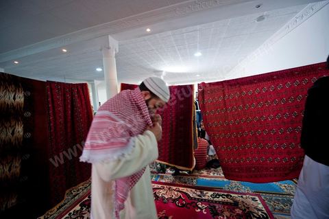 12 novembre 2011 : Cours du week end dans cette école salafiste qui vient d'être aménagée dans une mosquée dans la banlieue de Tunis sur la route de Bizerte. Plus de 400 membres isncrits et 300 en listes d'attente pour suivre l'enseignement des cheikhs. Les cours de la salle des hommes est retransmis dans la classe des femmes isoléé et cachéé d'un drap.