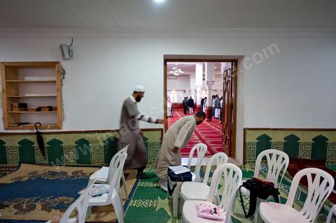 12 novembre 2011 : Cours du week end dans cette école salafiste qui vient d'être aménagée dans une mosquée dans la banlieue de Tunis sur la route de Bizerte. Plus de 400 membres isncrits et 300 en listes d'attente pour suivre l'enseignement des cheikhs. Les cours de la salle des hommes est retransmis dans la classe des femmes isoléé et cachéé d'un drap.