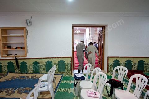 12 novembre 2011 : Cours du week end dans cette école salafiste qui vient d'être aménagée dans une mosquée dans la banlieue de Tunis sur la route de Bizerte. Plus de 400 membres isncrits et 300 en listes d'attente pour suivre l'enseignement des cheikhs. Les cours de la salle des hommes est retransmis dans la classe des femmes isoléé et cachéé d'un drap.