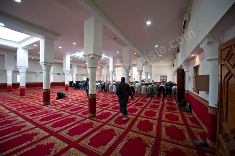 12 novembre 2011 : Cours du week end dans cette école salafiste qui vient d'être aménagée dans une mosquée dans la banlieue de Tunis sur la route de Bizerte. Plus de 400 membres isncrits et 300 en listes d'attente pour suivre l'enseignement des cheikhs. Les cours de la salle des hommes est retransmis dans la classe des femmes isoléé et cachéé d'un drap.