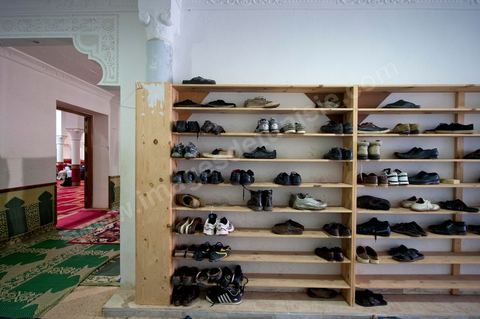 12 novembre 2011 : Cours du week end dans cette école salafiste qui vient d'être aménagée dans une mosquée dans la banlieue de Tunis sur la route de Bizerte. Plus de 400 membres isncrits et 300 en listes d'attente pour suivre l'enseignement des cheikhs. Les cours de la salle des hommes est retransmis dans la classe des femmes isoléé et cachéé d'un drap.