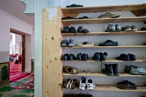 12 novembre 2011 : Cours du week end dans cette école salafiste qui vient d'être aménagée dans une mosquée dans la banlieue de Tunis sur la route de Bizerte. Plus de 400 membres isncrits et 300 en listes d'attente pour suivre l'enseignement des cheikhs. Les cours de la salle des hommes est retransmis dans la classe des femmes isoléé et cachéé d'un drap.
