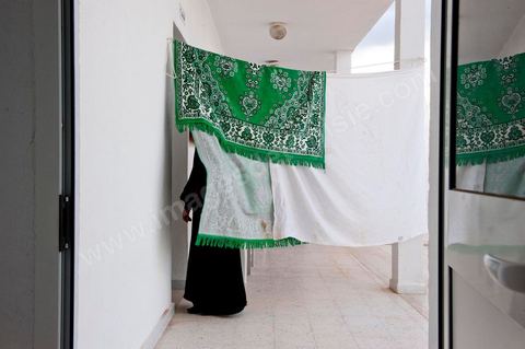 12 novembre 2011 : Cours du week end dans cette école salafiste qui vient d'être aménagée dans une mosquée dans la banlieue de Tunis sur la route de Bizerte. Plus de 400 membres isncrits et 300 en listes d'attente pour suivre l'enseignement des cheikhs. Les cours de la salle des hommes est retransmis dans la classe des femmes isoléé et cachéé d'un drap.