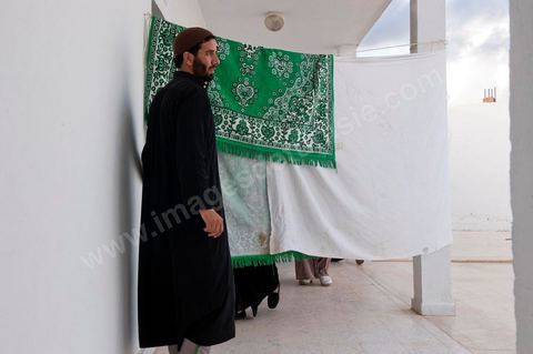 12 novembre 2011 : Cours du week end dans cette école salafiste qui vient d'être aménagée dans une mosquée dans la banlieue de Tunis sur la route de Bizerte. Plus de 400 membres isncrits et 300 en listes d'attente pour suivre l'enseignement des cheikhs. Les cours de la salle des hommes est retransmis dans la classe des femmes isoléé et cachéé d'un drap.