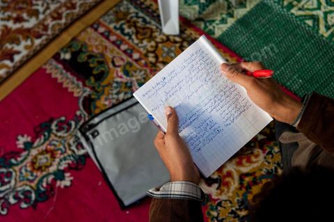 12 novembre 2011 : Cours du week end dans cette école salafiste qui vient d'être aménagée dans une mosquée dans la banlieue de Tunis sur la route de Bizerte. Plus de 400 membres isncrits et 300 en listes d'attente pour suivre l'enseignement des cheikhs. Les cours de la salle des hommes est retransmis dans la classe des femmes isoléé et cachéé d'un drap.