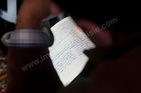 12 novembre 2011 : Cours du week end dans cette école salafiste qui vient d'être aménagée dans une mosquée dans la banlieue de Tunis sur la route de Bizerte. Plus de 400 membres isncrits et 300 en listes d'attente pour suivre l'enseignement des cheikhs. Les cours de la salle des hommes est retransmis dans la classe des femmes isoléé et cachéé d'un drap.