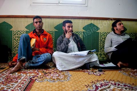 12 novembre 2011 : Cours du week end dans cette école salafiste qui vient d'être aménagée dans une mosquée dans la banlieue de Tunis sur la route de Bizerte. Plus de 400 membres isncrits et 300 en listes d'attente pour suivre l'enseignement des cheikhs. Les cours de la salle des hommes est retransmis dans la classe des femmes isoléé et cachéé d'un drap.