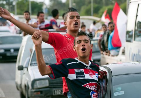 Arrivée des supporters au grand stade de Radès, banlieue sud de Tunis, ce samedi soir le Club Africain de Tunis affronte l'équipe marocain du MAS de Fès pour le match aller la finale de la CAF, les ultras ont investi en force le virage sud du plus grand stade de la Tunisie.