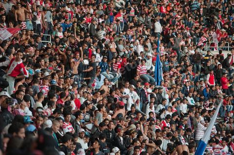 Au coeur des tribunes des ultras du CA au grand stade de Radès, banlieue sud de Tunis, ce samedi soir le Club Africain de Tunis affronte l'équipe marocain du MAS de Fès pour le match aller la finale de la CAF, les ultras ont investi en force le virage sud du plus grand stade de la Tunisie.