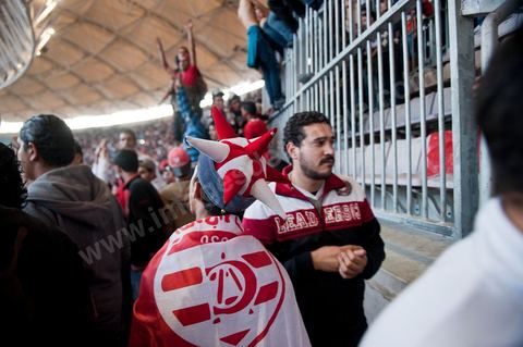 Au coeur des tribunes des ultras du CA au grand stade de Radès, banlieue sud de Tunis, ce samedi soir le Club Africain de Tunis affronte l'équipe marocain du MAS de Fès pour le match aller la finale de la CAF, les ultras ont investi en force le virage sud du plus grand stade de la Tunisie.