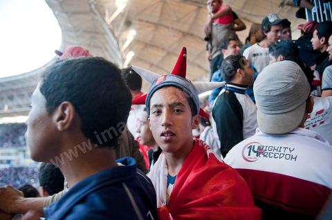 Au coeur des tribunes des ultras du CA au grand stade de Radès, banlieue sud de Tunis, ce samedi soir le Club Africain de Tunis affronte l'équipe marocain du MAS de Fès pour le match aller la finale de la CAF, les ultras ont investi en force le virage sud du plus grand stade de la Tunisie.