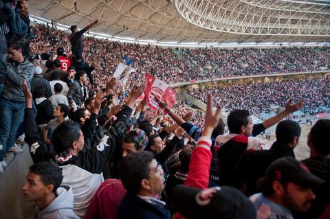 Au coeur des tribunes des ultras du CA au grand stade de Radès, banlieue sud de Tunis, ce samedi soir le Club Africain de Tunis affronte l'équipe marocain du MAS de Fès pour le match aller la finale de la CAF, les ultras ont investi en force le virage sud du plus grand stade de la Tunisie.