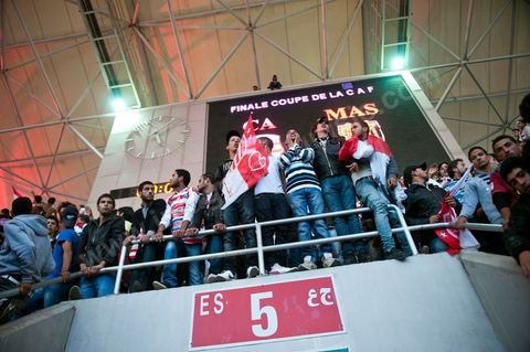 Au coeur des tribunes des ultras du CA au grand stade de Radès, banlieue sud de Tunis, ce samedi soir le Club Africain de Tunis affronte l'équipe marocain du MAS de Fès pour le match aller la finale de la CAF, les ultras ont investi en force le virage sud du plus grand stade de la Tunisie.
