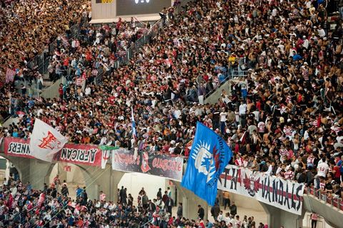 Au coeur des tribunes des ultras du CA au grand stade de Radès, banlieue sud de Tunis, ce samedi soir le Club Africain de Tunis affronte l'équipe marocain du MAS de Fès pour le match aller la finale de la CAF, les ultras ont investi en force le virage sud du plus grand stade de la Tunisie.