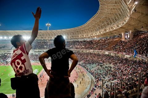 Au coeur des tribunes des ultras du CA au grand stade de Radès, banlieue sud de Tunis, ce samedi soir le Club Africain de Tunis affronte l'équipe marocain du MAS de Fès pour le match aller la finale de la CAF, les ultras ont investi en force le virage sud du plus grand stade de la Tunisie.