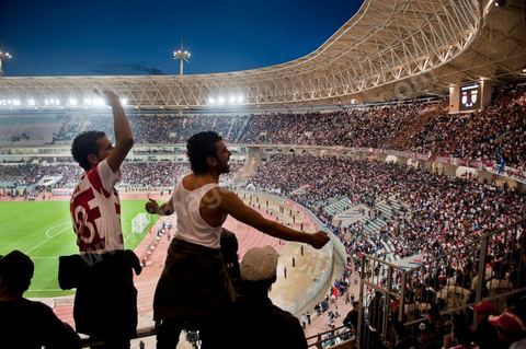 Au coeur des tribunes des ultras du CA au grand stade de Radès, banlieue sud de Tunis, ce samedi soir le Club Africain de Tunis affronte l'équipe marocain du MAS de Fès pour le match aller la finale de la CAF, les ultras ont investi en force le virage sud du plus grand stade de la Tunisie.