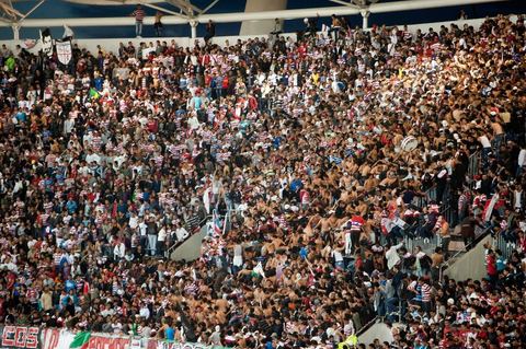 Au coeur des tribunes des ultras du CA au grand stade de Radès, banlieue sud de Tunis, ce samedi soir le Club Africain de Tunis affronte l'équipe marocain du MAS de Fès pour le match aller la finale de la CAF, les ultras ont investi en force le virage sud du plus grand stade de la Tunisie.