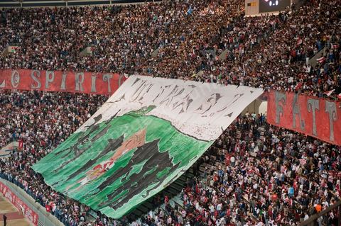 Au coeur des tribunes des ultras du CA au grand stade de Radès, banlieue sud de Tunis, ce samedi soir le Club Africain de Tunis affronte l'équipe marocain du MAS de Fès pour le match aller la finale de la CAF, les ultras ont investi en force le virage sud du plus grand stade de la Tunisie.