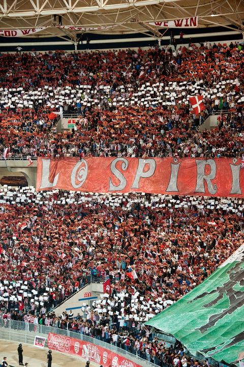 Au coeur des tribunes des ultras du CA au grand stade de Radès, banlieue sud de Tunis, ce samedi soir le Club Africain de Tunis affronte l'équipe marocain du MAS de Fès pour le match aller la finale de la CAF, les ultras ont investi en force le virage sud du plus grand stade de la Tunisie.
