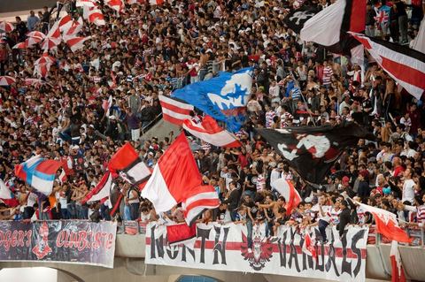 Au coeur des tribunes des ultras du CA au grand stade de Radès, banlieue sud de Tunis, ce samedi soir le Club Africain de Tunis affronte l'équipe marocain du MAS de Fès pour le match aller la finale de la CAF, les ultras ont investi en force le virage sud du plus grand stade de la Tunisie.