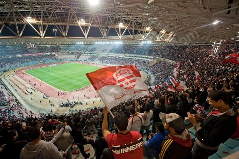 Au coeur des tribunes des ultras du CA au grand stade de Radès, banlieue sud de Tunis, ce samedi soir le Club Africain de Tunis affronte l'équipe marocain du MAS de Fès pour le match aller la finale de la CAF, les ultras ont investi en force le virage sud du plus grand stade de la Tunisie.
