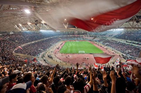 Au coeur des tribunes des ultras du CA au grand stade de Radès, banlieue sud de Tunis, ce samedi soir le Club Africain de Tunis affronte l'équipe marocain du MAS de Fès pour le match aller la finale de la CAF, les ultras ont investi en force le virage sud du plus grand stade de la Tunisie.