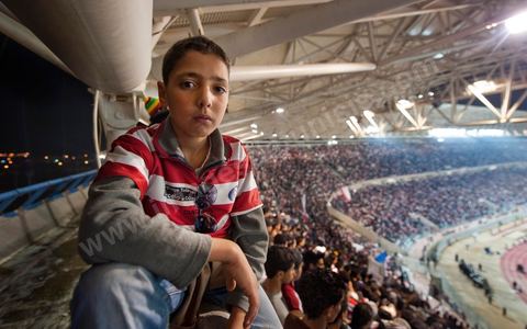 Au coeur des tribunes des ultras du CA au grand stade de Radès, banlieue sud de Tunis, ce samedi soir le Club Africain de Tunis affronte l'équipe marocain du MAS de Fès pour le match aller la finale de la CAF, les ultras ont investi en force le virage sud du plus grand stade de la Tunisie.