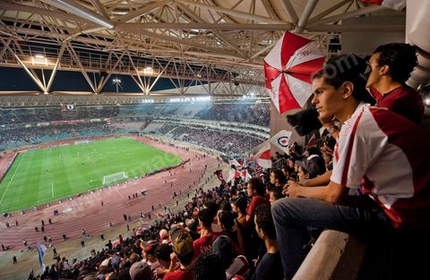 Au coeur des tribunes des ultras du CA au grand stade de Radès, banlieue sud de Tunis, ce samedi soir le Club Africain de Tunis affronte l'équipe marocain du MAS de Fès pour le match aller la finale de la CAF, les ultras ont investi en force le virage sud du plus grand stade de la Tunisie.
