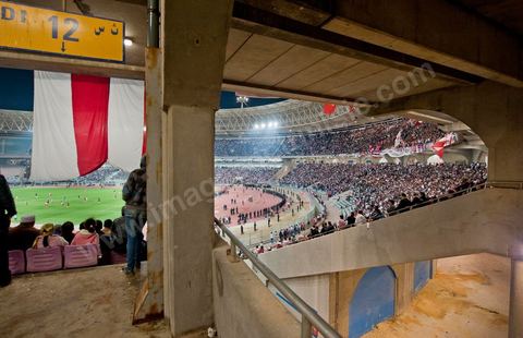 Au coeur des tribunes des ultras du CA au grand stade de Radès, banlieue sud de Tunis, ce samedi soir le Club Africain de Tunis affronte l'équipe marocain du MAS de Fès pour le match aller la finale de la CAF, les ultras ont investi en force le virage sud du plus grand stade de la Tunisie.