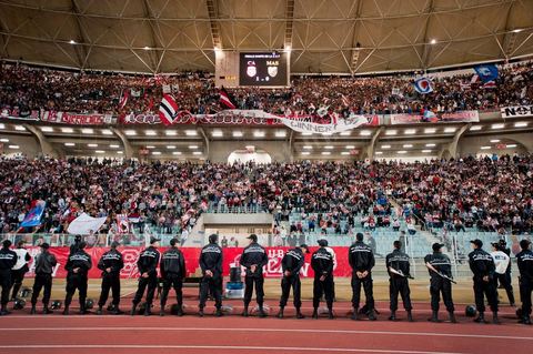 Au coeur des tribunes des ultras du CA au grand stade de Radès, banlieue sud de Tunis, ce samedi soir le Club Africain de Tunis affronte l'équipe marocain du MAS de Fès pour le match aller la finale de la CAF, les ultras ont investi en force le virage sud du plus grand stade de la Tunisie.
