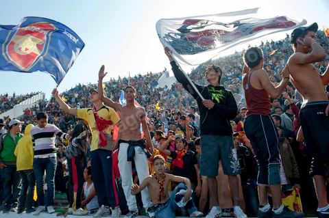 dans le virage sud du stade les différents clans des supporters ultra de l'Espérance de Tunis au stade d'El Menzah à Tunis pour le match de championnat tunisien entre l'EST , Espérance sportive de Tunis et l'USM, union sportive monastirienne. 