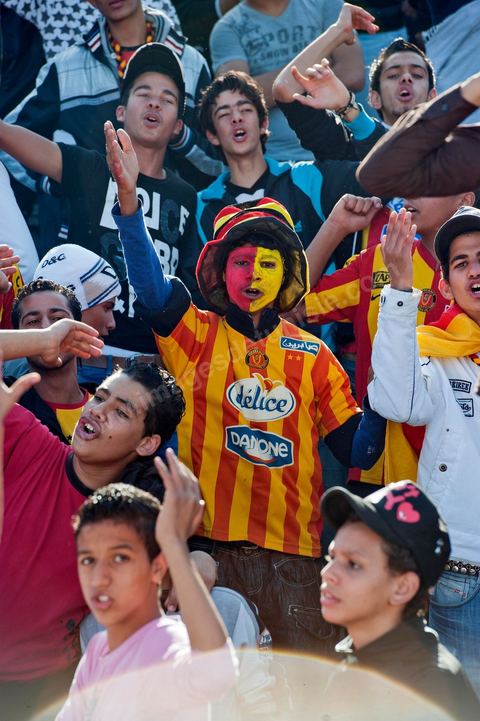 dans le virage sud du stade les différents clans des supporters ultra de l'Espérance de Tunis au stade d'El Menzah à Tunis pour le match de championnat tunisien entre l'EST , Espérance sportive de Tunis et l'USM, union sportive monastirienne. 