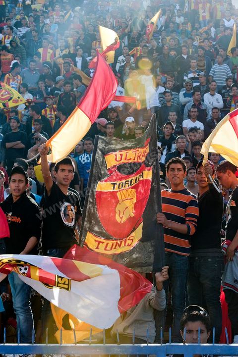 dans le virage sud du stade les différents clans des supporters ultra de l'Espérance de Tunis au stade d'El Menzah à Tunis pour le match de championnat tunisien entre l'EST , Espérance sportive de Tunis et l'USM, union sportive monastirienne. 