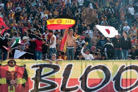 dans le virage sud du stade les différents clans des supporters ultra de l'Espérance de Tunis au stade d'El Menzah à Tunis pour le match de championnat tunisien entre l'EST , Espérance sportive de Tunis et l'USM, union sportive monastirienne. 