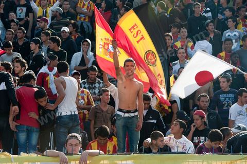 dans le virage sud du stade les différents clans des supporters ultra de l'Espérance de Tunis au stade d'El Menzah à Tunis pour le match de championnat tunisien entre l'EST , Espérance sportive de Tunis et l'USM, union sportive monastirienne. 