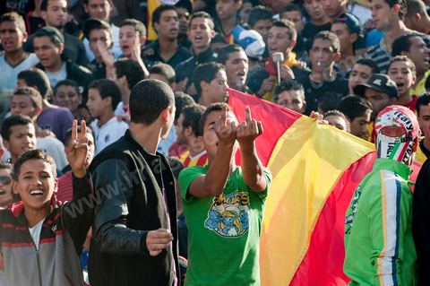 dans le virage sud du stade les différents clans des supporters ultra de l'Espérance de Tunis au stade d'El Menzah à Tunis pour le match de championnat tunisien entre l'EST , Espérance sportive de Tunis et l'USM, union sportive monastirienne. 