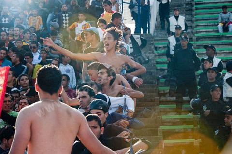 dans le virage sud du stade les différents clans des supporters ultra de l'Espérance de Tunis au stade d'El Menzah à Tunis pour le match de championnat tunisien entre l'EST , Espérance sportive de Tunis et l'USM, union sportive monastirienne. 