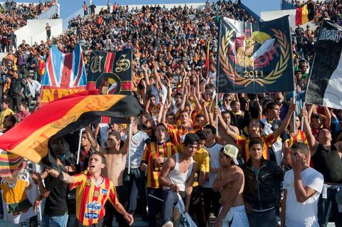Le trop garnd nombre de clubs de supporters ultra améne un premier club à s'installer hors du virage sud au stade d'El Menzah à Tunis pour le match de championnat tunisien entre l'EST , Espérance sportive de Tunis et l'USM, union sportive monastirienne. 