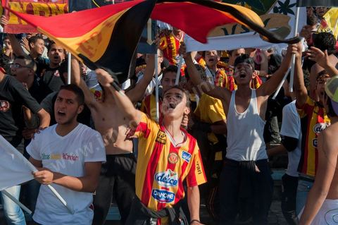 Le trop garnd nombre de clubs de supporters ultra améne un premier club à s'installer hors du virage sud au stade d'El Menzah à Tunis pour le match de championnat tunisien entre l'EST , Espérance sportive de Tunis et l'USM, union sportive monastirienne. 