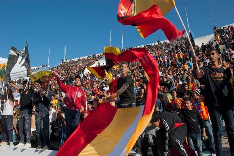 Le trop garnd nombre de clubs de supporters ultra améne un premier club à s'installer hors du virage sud au stade d'El Menzah à Tunis pour le match de championnat tunisien entre l'EST , Espérance sportive de Tunis et l'USM, union sportive monastirienne. 