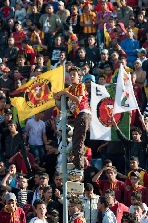 dans le virage sud du stade les différents clans des supporters ultra de l'Espérance de Tunis au stade d'El Menzah à Tunis pour le match de championnat tunisien entre l'EST , Espérance sportive de Tunis et l'USM, union sportive monastirienne. 