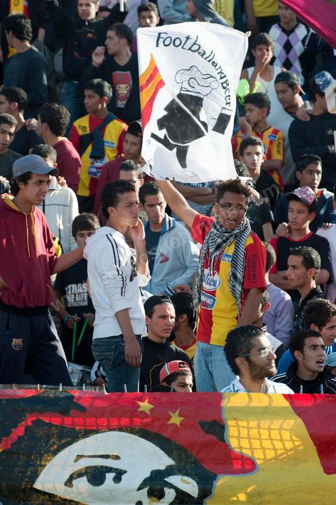 dans le virage sud du stade les différents clans des supporters ultra de l'Espérance de Tunis au stade d'El Menzah à Tunis pour le match de championnat tunisien entre l'EST , Espérance sportive de Tunis et l'USM, union sportive monastirienne. 