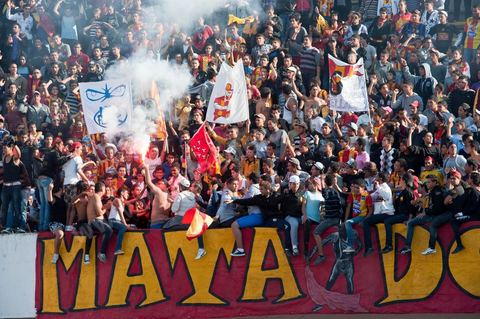 dans le virage sud du stade les différents clans des supporters ultra de l'Espérance de Tunis au stade d'El Menzah à Tunis pour le match de championnat tunisien entre l'EST , Espérance sportive de Tunis et l'USM, union sportive monastirienne. 