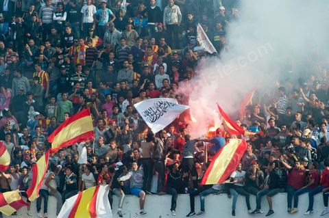 dans le virage sud du stade les différents clans des supporters ultra de l'Espérance de Tunis au stade d'El Menzah à Tunis pour le match de championnat tunisien entre l'EST , Espérance sportive de Tunis et l'USM, union sportive monastirienne. 