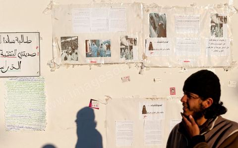 sur les murs des batiments de  l'adminitration occupés par les étudiants à la Faculté des Lettres, des Arts et des Humanités de la Manouba, le sitin des salafistes réclamant une mosquée et le port du Niqab a amené à la fermeture de la faculté pour plus de 8000 étudiants.
